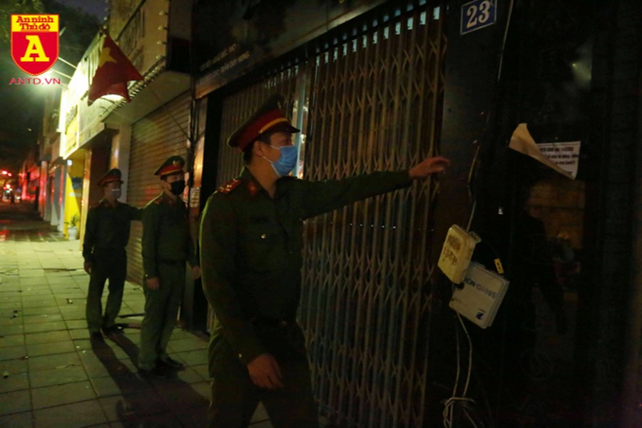 Công an Hà Nội trong đêm thực hiện lệnh đóng cửa các dịch vụ